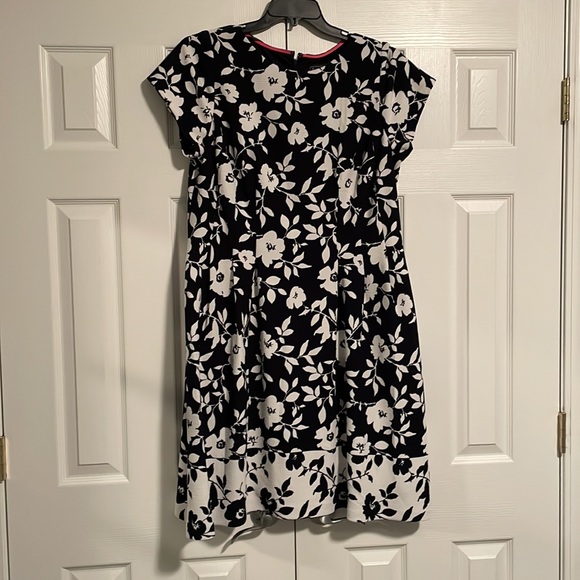 Black and white floral dress - Picture 2 of 7